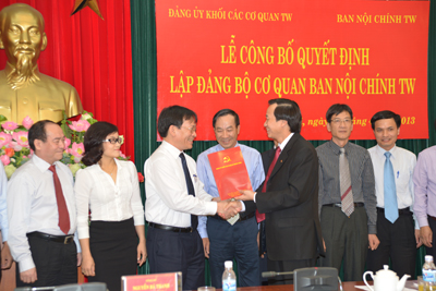 Đồng chí Đào Ngọc Dung trao Quyết định và tặng hoa chúc mừng các đồng chí trong Ban Chấp hành và đồng chí Bí thư Đảng bộ cơ quan Ban Nội chính