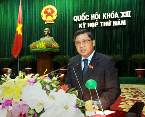 Chủ nhiệm Ủy ban kinh tế của Quốc hội Nguyễn Văn Giàu trình bày Báo cáo thẩm tra Báo cáo của Chính phủ đánh giá bổ sung kết quả thực hiện kế hoạch phát triển kinh tế-xã hội và ngân sách nhà nước năm 2012; việc triển khai thực hiện kế hoạch phát triển kinh tế-xã hội và ngân sách nhà nước những tháng đầu năm 2013