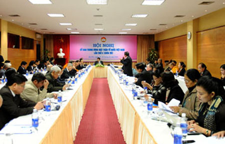 Các đại biểu của Ủy ban Trung ương MTTQ Việt Nam  tham gia góp ý Dự thảo sửa đổi Hiến pháp 1992