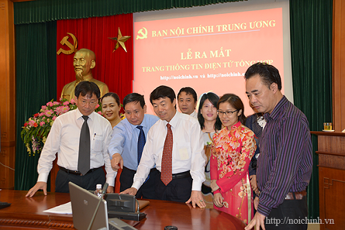 Đồng chí Nguyễn Doãn Khánh, Ủy viên Trung ương Đảng, Phó trưởng Ban Nội chính Trung ương nhấn nút đưa Trang thông tin hòa mạng internet toàn cầu