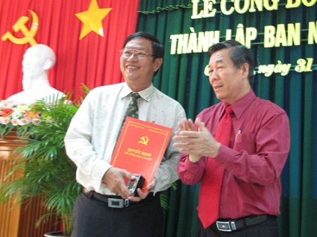 Đồng chí Nguyễn Hữu Lợi, Phó Bí thư Thành ủy Cần Thơ trao quyết định cho ông Lê Văn Tâm nhận nhiệm vụ Trưởng Ban Nội chính Thành phố