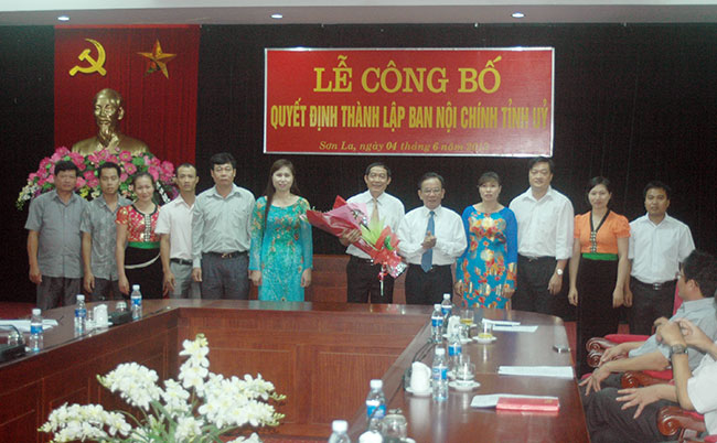 Đồng chí Hoàng Văn Chất, Phó Bí thư Thường trực Tỉnh ủy, Chủ tịch HĐND tỉnh tặng hoa chúc mừng lãnh đạo và cán bộ Ban Nội chính