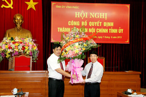 Đồng chí Nguyễn Doãn Khánh, Phó trưởng Ban Nội chính Trung ương tặng hoa chúc mừng lãnh đạo Ban Nội chính Tỉnh ủy Vĩnh Phúc