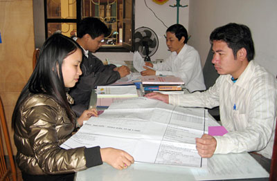 Cán bộ UBND xã Mỹ Lung, huyện Yên Lập tiếp công dân