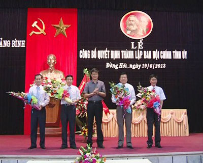 Đồng chí Lương Ngọc Bính tặng hoa thành viên Ban Nội chính Tỉnh ủy