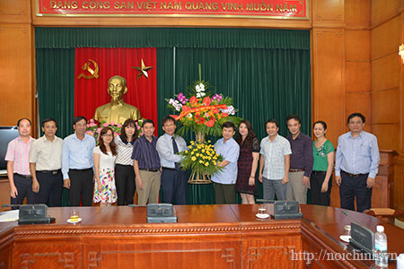 Đồng chí Lê Minh Trí, Phó trưởng Ban Nội chính Trung ương thay mặt Lãnh đạo Ban tặng hoa chúc mừng Tạp chí Nội chính