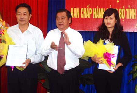 Đồng chí Bí thư Tỉnh ủy Nguyễn Tấn Hưng trao quyết định và tặng hoa cho Trưởng và Phó Ban Nội chính Tỉnh ủy