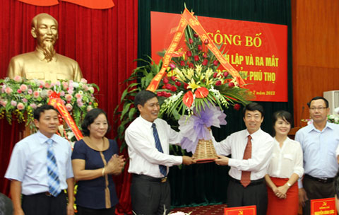 Đồng chí Nguyễn Doãn Khánh, Phó trưởng Ban Nội chính Trung ương tặng hoa chúc mừng Ban Nội chính Tỉnh ủy Phú Thọ