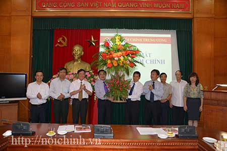 Lãnh đạo Ban Nội chính Trung ương tặng hoa Hội đồng Biên tập