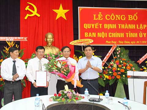 Đồng chí Nguyễn Chí Dũng, Ủy viên Trung ương Đảng, Bí thư Tỉnh ủy trao Quyết định thành lập Ban Nội chính Tỉnh ủy