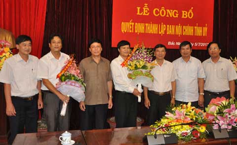 Lãnh đạo các Ban Đảng của Tỉnh ủy chúc mừng các đồng chí lãnh đạo Ban Nội chính Tỉnh ủy.