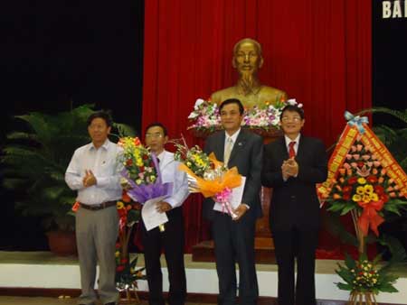 Bí thư Tỉnh ủy Nguyễn Đức Hải và Chủ tịch UBND tỉnh Lê Phước Thanh trao Quyết định và tặng hoa chúc mừng Lãnh đạo Ban Nội chính Tỉnh ủy 