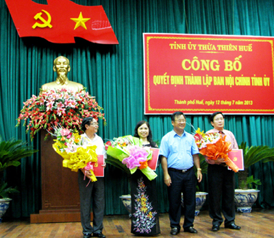 Đồng chí Trần Thanh Bình, Phó Bí thư Thường trực Tỉnh ủy trao Quyết định và tặng hoa chúc mừng các đồng chí lãnh đạo Ban Nội chính Tỉnh ủy