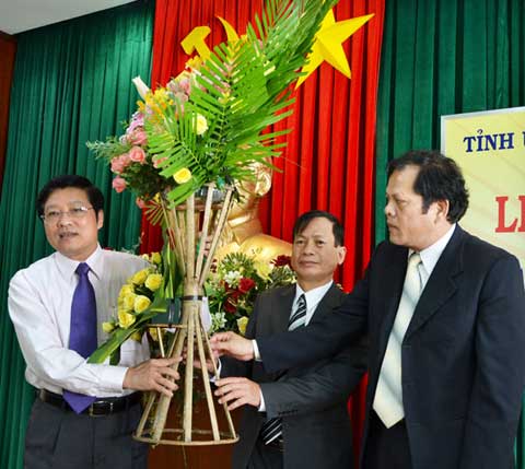 Đồng chí Phan Đình Trạc, Ủy viên Trung ương Đảng, Phó trưởng Ban Nội chính Trung ương tặng hoa chúc mừng lãnh đạo Ban Nội chính Tỉnh ủy Lâm 