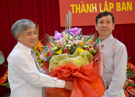 Đồng chí Đỗ Văn Chiến - Bí thư Tỉnh ủy (bên trái) trao Quyết định và tặng hoa chúc mừng đồng chí Nguyễn Văn Lịch được bổ nhiệm giữ Trưởng Ban Nội chính Tỉnh ủy