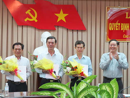 Đồng chí Bí thư Tỉnh uỷ Lê Vĩnh Tân trao quyết định và chúc mừng lãnh đạo Ban Nội chính Tỉnh uỷ