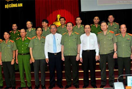 Đồng chí Đại tướng Trần Đại Quang, Ủy viên Bộ Chính trị, Bộ trưởng Bộ Công an chụp ảnh lưu niệm cùng lãnh đạo TP Cần Thơ và các đại biểu tham dự Hội nghị