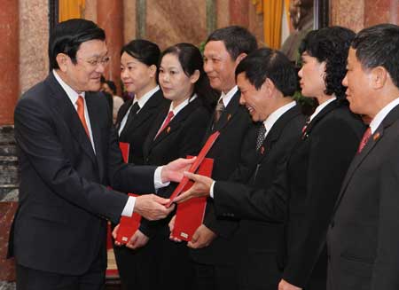 Chủ tịch nước Trương Tấn Sang  trao Quyết định bổ nhiệm Thẩm phán TANDTC cho các cán bộ của ngành Tòa án