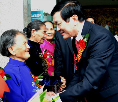 Chủ tịch nước Trương Tấn Sang thăm hỏi các Bà mẹ Việt Nam Anh hùng tại Hội nghị biểu dương người có công với cách mạng tiêu biểu toàn quốc năm 2012