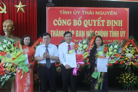 Đồng chí Nguyễn Đình Phách, Ủy viên Trung ương Đảng, Bí thư Tỉnh ủy trao Quyết định và tặng hoa chúc mừng các đồng chí Lãnh đạo Ban Nội chính Tỉnh ủy