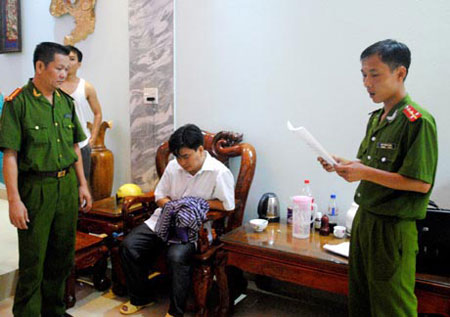 Lực lượng chức năng đọc lệnh khám xét nhà đối tượng Nguyễn Viết Xuân