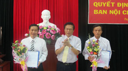 Đồng chí Đào Tấn Lộc, Tỉnh ủy viên, Bí thư Tỉnh ủy trao quyết định thành lập chúc mừng lãnh đạo Ban Nội chính Tỉnh ủy