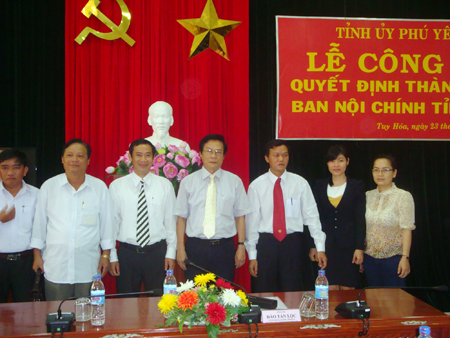 Lãnh đạo tỉnh Phú Yên chụp ảnh lưu niệm với lãnh đạo, cán bộ Ban Nội chính Tỉnh ủy