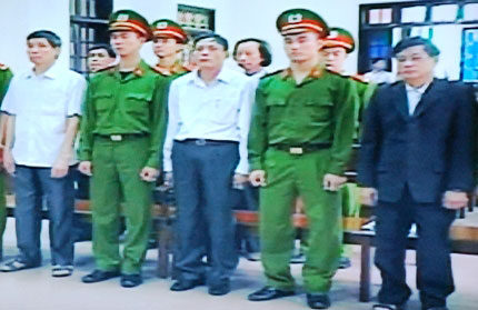 Các bị cáo nguyên là quan chức huyện Tiên Lãng tại phiên tòa sơ thẩm