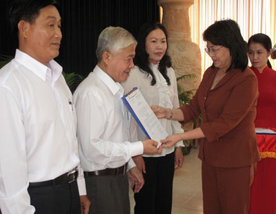 Đồng chí Đặng Thị Ngọc Thịnh, Ủy viên Trung ương Đảng, Bí thư Tỉnh ủy trao Quyết định bổ nhiệm cho các đồng chí lãnh đạo Ban Nội chính Tỉnh ủy