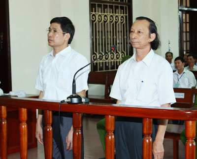 Bị cáo Nguyễn Văn Khanh, Phạm Xuân Hoa (từ trái qua phải) tại phiên tòa