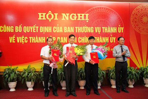 Đồng chí Nguyễn Văn Thành, Bí thư Thành ủy trao Quyết định điều động, bổ nhiệm cho Lãnh đạo Ban Nội chính Thành ủy