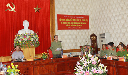 Đại tướng Trần Đại Quang phát biểu,  giao nhiệm vụ cho đồng chí Thứ trưởng Bùi Văn Nam
