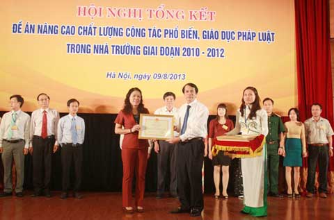 Thứ trưởng Bộ Giáo dục và Đào tạo Phạm Mạnh Hùng trao bằng khen cho các đơn vị đạt thành tích xuất sắc