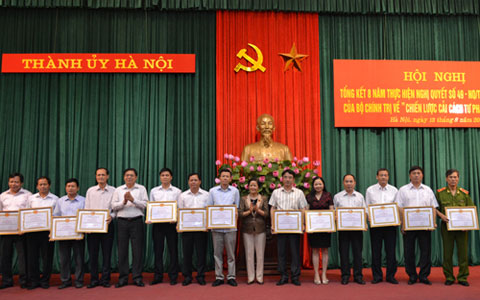 Ban Thường vụ Thành ủy Hà Nội khen thưởng 16 tập thể  có thành tích xuất sắc xuất sắc trong thực hiện Nghị quyết số 49-NQ/TW