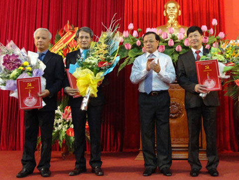 Đồng chí Phạm Quang Nghị, Bí thư Thành ủy Hà Nội trao Quyết định bổ nhiệm cho các đồng chí lãnh đạo Ban Nội chính Thành ủy