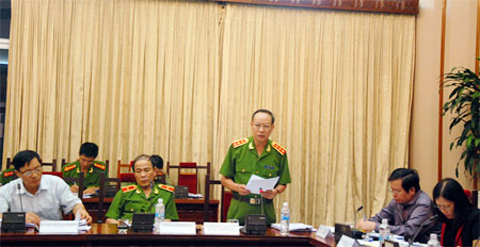 Thượng tướng Lê Quý Vương, Thứ trưởng Bộ Công an trình bày báo cáo tại phiên họp