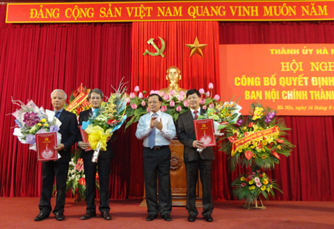 Bí thư Thành ủy Phạm Quang Nghị chúc mừng lãnh đạo Ban Nội chính Thành ủy tại Lễ công bố Quyết định thành lập Ban Nội chính Thành ủy