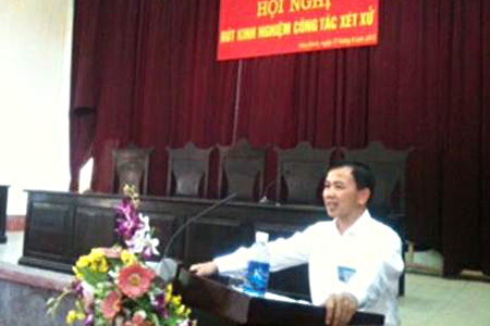 Đồng chí Hà Quang Dĩnh, Tỉnh ủy viên, Bí thư Ban cán sự Đảng, Chánh án Tòa án nhân dân tỉnh Hòa Bình phát biểu tại Hội nghị
