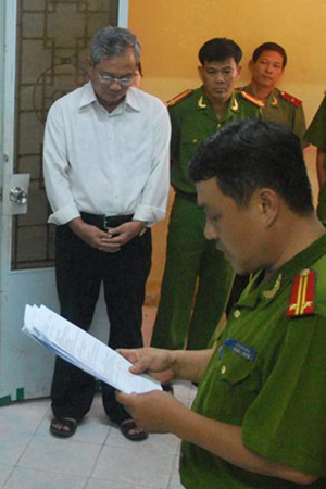 Cơ quan điều tra tống đạt quyết định khởi tố bị can đối với ông Nguyễn Tố Tranh, nguyên Giám đốc Sở Văn hóa - Thể thao và Du lịch