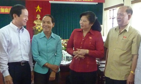  Trưởng đoàn Nguyễn Thị Nương (thứ hai từ phải sang) trao đổi với các đại biểu tham dự buổi làm việc