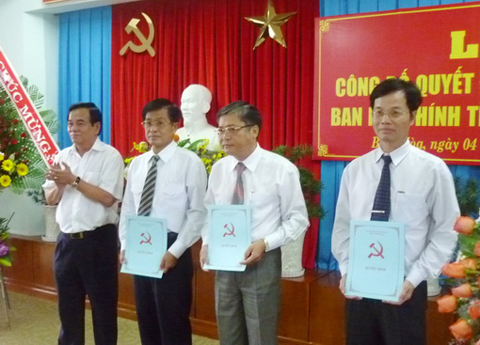 Đồng chí Trần Đình Thành, Bí thư Tỉnh ủy  trao Quyết định bổ nhiệm cho lãnh đạo Ban Nội chính Tỉnh ủy