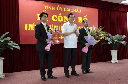 Đồng chí Lò Văn Giàng, Ủy viên Trung ương Đảng, Bí thư Tỉnh ủy trao quyết định và tặng hoa chúc mừng lãnh đạo Ban Nội chính Tỉnh ủy