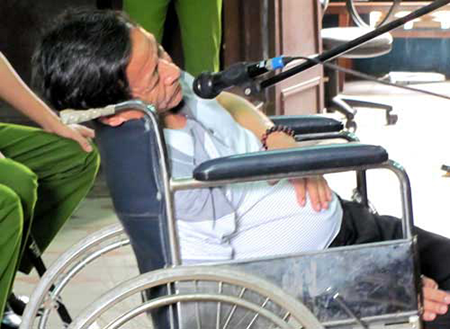 Bị cáo Ngô Quang Chướng bị đưa ra xét xử trong tình trạng sức khỏe yếu, phải ngồi xe lăn.