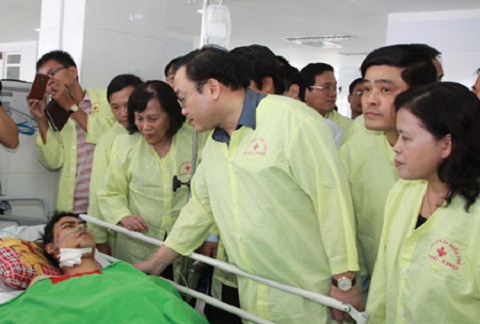 Phó Thủ tướng Hoàng Trung Hải thăm hỏi các nạn nhân vụ nổ pháo hoa đang điều trị tại bệnh viện