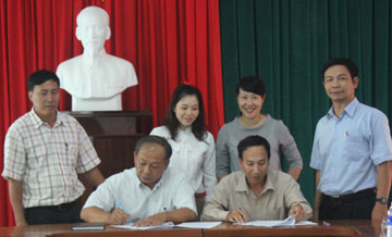 Giám đốc Sở Tư pháp Nguyễn Công Danh và Chủ nhiệm Đoàn Luật sư Phú Yên Nguyễn Hương Quê ký kết quy chế phối hợp 