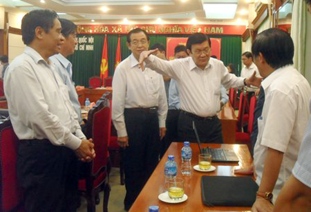 Các ĐBQH của TP.Hồ Chí Minh trao đổi với cử tri. 