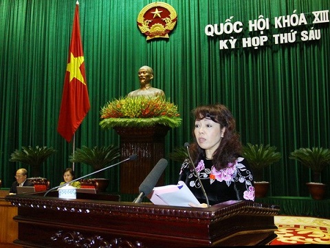 Bộ trưởng Bộ Y tế Nguyễn Thị Kim Tiến trình bày Tờ trình về dự án Luật sửa đổi, bổ sung một số điều của Luật bảo hiểm y tế