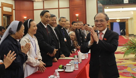 Chủ tịch Quốc hội Nguyễn Sinh Hùng chào mừng Đoàn Ủy ban Đoàn kết công giáo Việt Nam