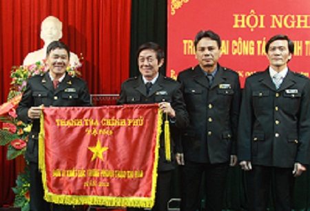 Thanh tra Chính phủ trao cờ thi đua cho Thanh tra thành phố Hà Nội năm 2012