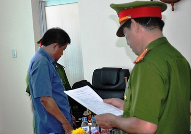 Cơ quan cảnh sát điều tra công an tỉnh Phú Yên thực hiện lệnh bắt đối với ông Nguyễn Minh, Giám đốc Công ty TNHH một thành viên Cảng Vũng Rô 